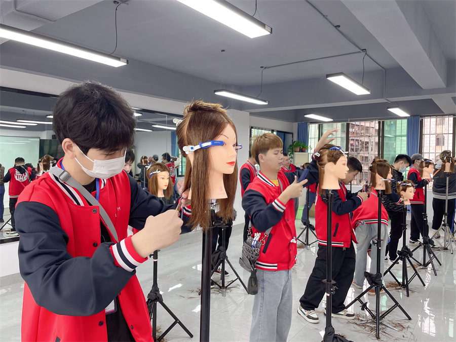 常見女士發(fā)尾修剪教程，廣西剪發(fā)培訓(xùn)學(xué)校課件講解