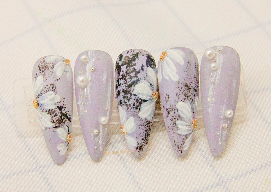 南寧美甲學(xué)校：磨砂美甲，鉑金膠美甲，彩繪小雛菊美甲