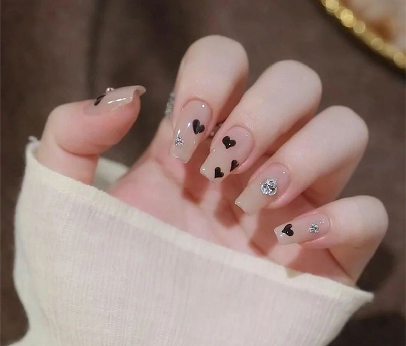 不挑手的黑色美甲，廣西美業(yè)職業(yè)技術(shù)學(xué)院推薦