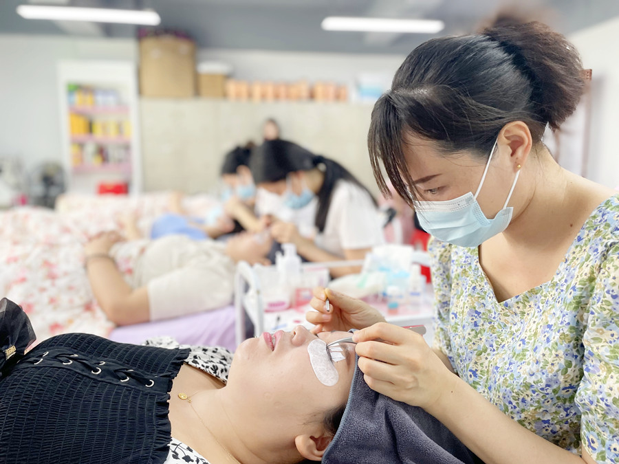 學(xué)費(fèi)多少？南寧美甲美睫紋繡培訓(xùn)學(xué)校