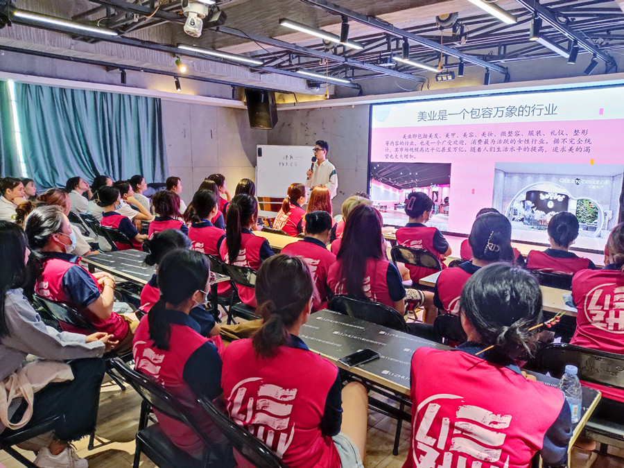 南寧紋繡正規(guī)培訓(xùn)學(xué)校7月3日正式開(kāi)班