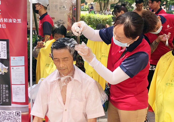 “白染黑”受歡迎，南寧美發(fā)學(xué)校公益進(jìn)社區(qū)