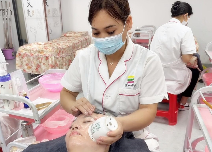 南寧學美甲學費便宜：面部桃花灸操