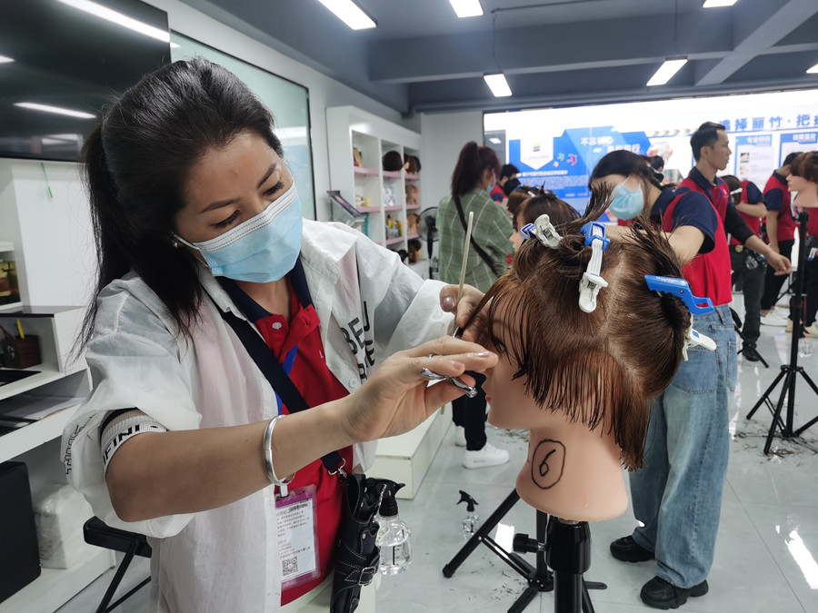 剪劉海的好與壞，南寧美發(fā)培訓(xùn)課程分享