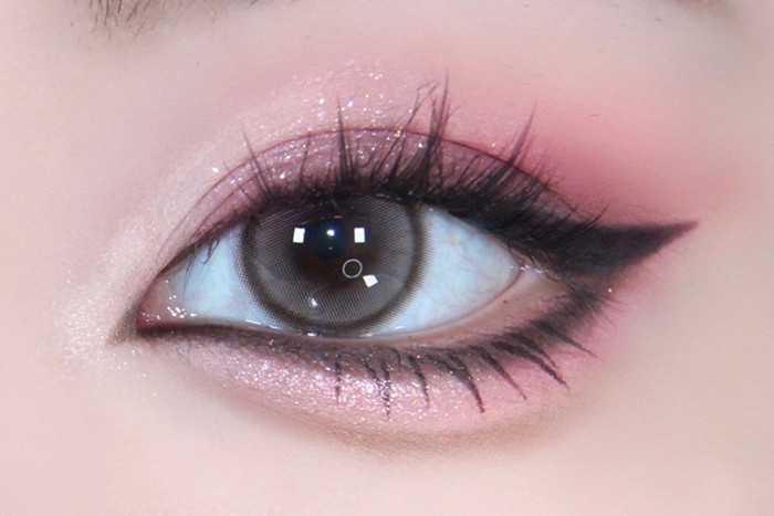 芭比黑粉煙熏眼妝教程，南寧化妝基礎(chǔ)學(xué)校教你