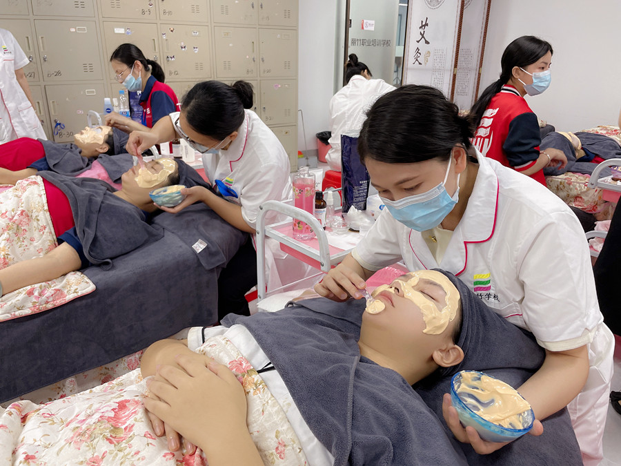 敷軟膜粉的流程，南寧美容皮膚管理培訓(xùn)班