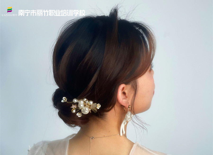 森系簡約編盤發(fā)，南寧化妝發(fā)型培訓作品