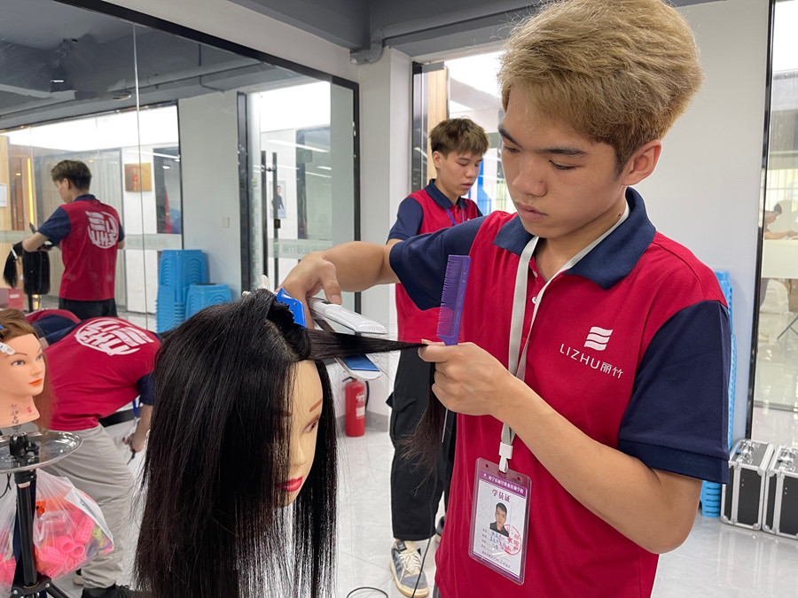 直板夾的工作原理，南寧美發(fā)職業(yè)培訓(xùn)學(xué)校課程講解