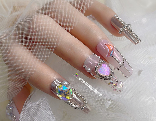 堆鉆美甲作品，廣西培訓(xùn)美甲造型