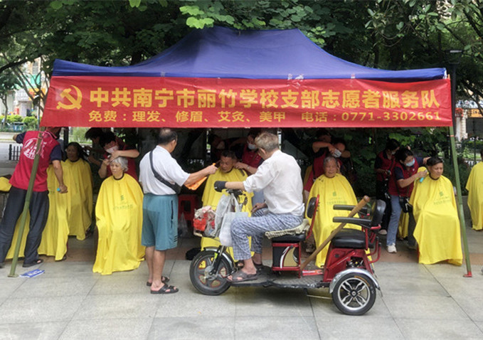 ?小區(qū)免費(fèi)理發(fā)公益活動(dòng)，廣西美發(fā)職業(yè)技術(shù)學(xué)校在進(jìn)行