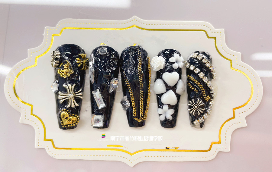 飾品堆鉆美甲，廣西美甲專業(yè)教學(xué)學(xué)員作品