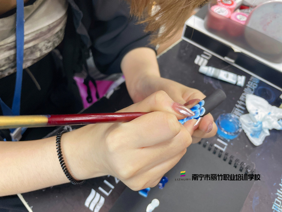 甲油膠調(diào)色技巧，南寧美甲培訓