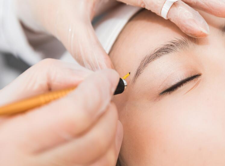 南寧紋繡學(xué)校：在紋眉補(bǔ)色時(shí)，你要注意這些
