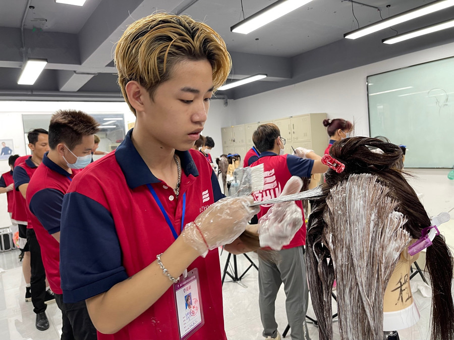 染發(fā)后怎么洗頭？南寧染發(fā)學(xué)校告訴你方法