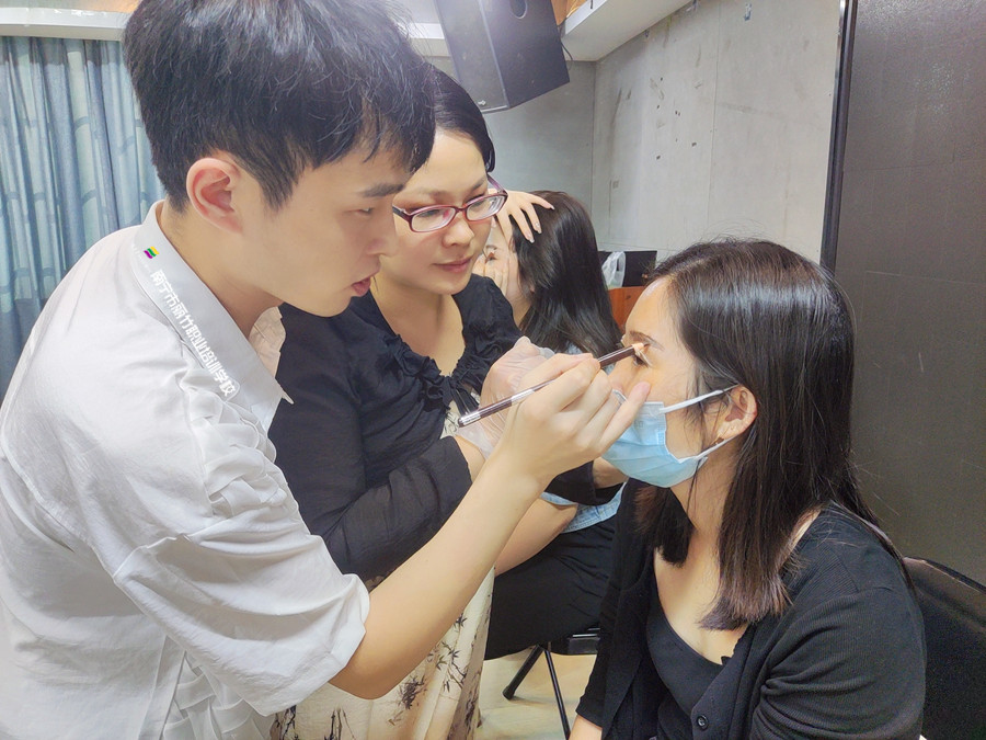 走進(jìn)南寧眉眼唇實(shí)操教學(xué)的課堂