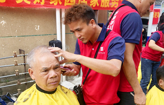 廣西美發(fā)職業(yè)學(xué)校“學(xué)雷鋒”活動(dòng)走進(jìn)南棉社區(qū)