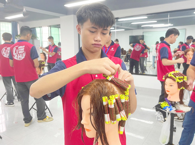 南寧燙染師培訓(xùn)教材：燙發(fā)杠型號(hào)大小介紹