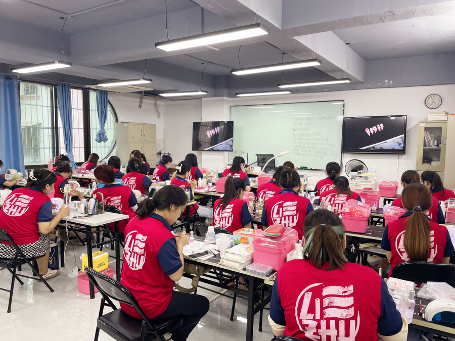 美甲師廣西：果凍膠貼片怎么卸？