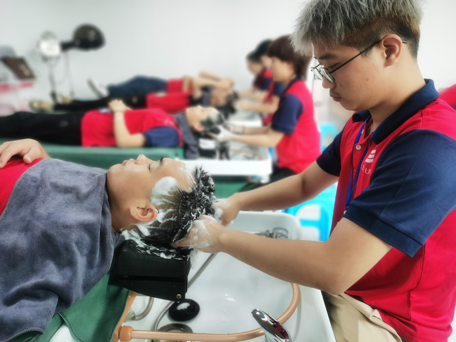 護發(fā)素洗不干凈的危害，南寧美發(fā)師職業(yè)學校