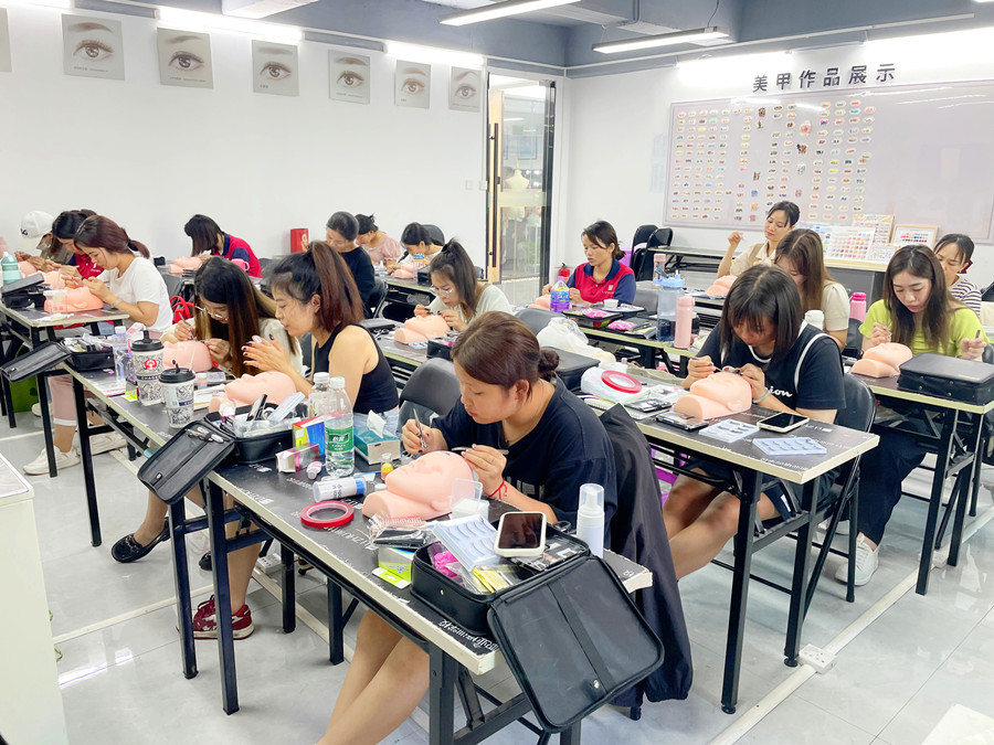 為什么要在假頭模練習(xí)美睫？廣西美睫培訓(xùn)課件解析