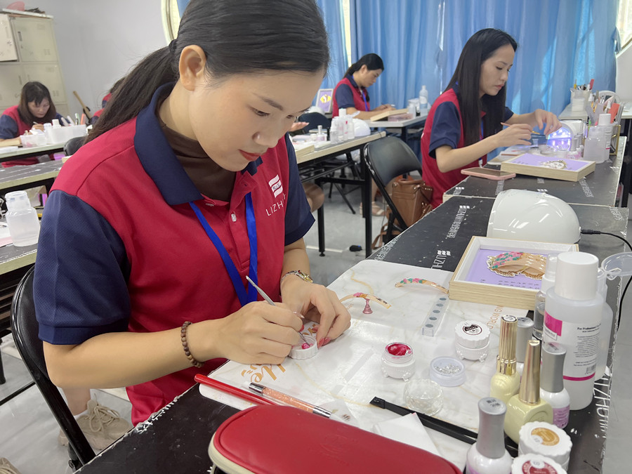 賞析！南寧美甲造型學(xué)校學(xué)員雕花作品