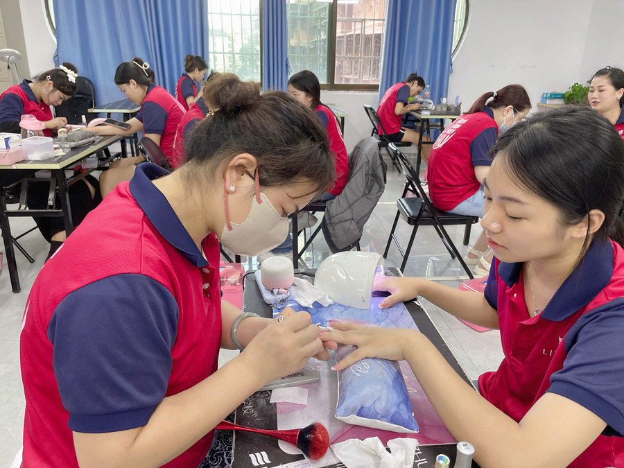 南寧美甲職業(yè)：指甲油干了怎么辦？