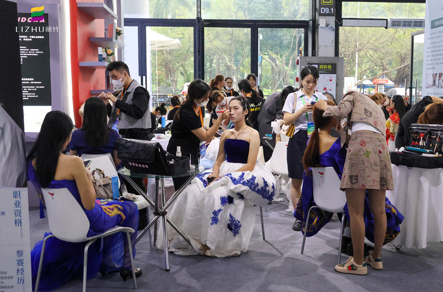 麗竹彩妝專業(yè)為“人博會(huì)民族服飾展”提供化妝服務(wù)