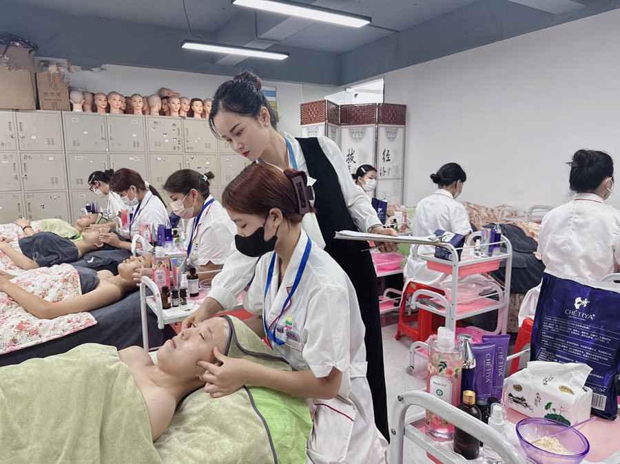 改善面部細(xì)紋的手法？南寧皮膚管理培訓(xùn)