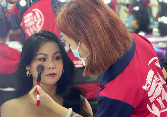 披發(fā)造型新娘，零基礎化妝造型