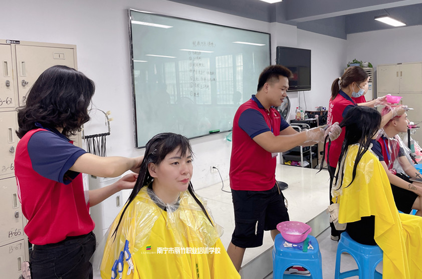 廣西燙染培訓(xùn)：染發(fā)后洗頭的注意事項(xiàng)