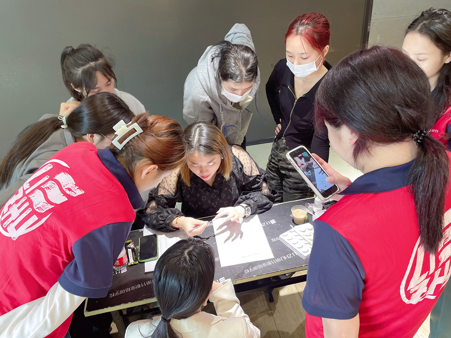 麗竹年終美睫進(jìn)修專場，老師手把手教學(xué)