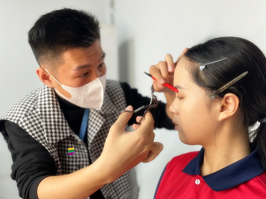 如何用睫毛夾？化妝工具介紹