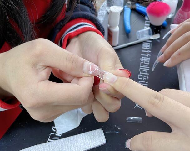 廣西美甲：貼甲片需要照燈嗎？