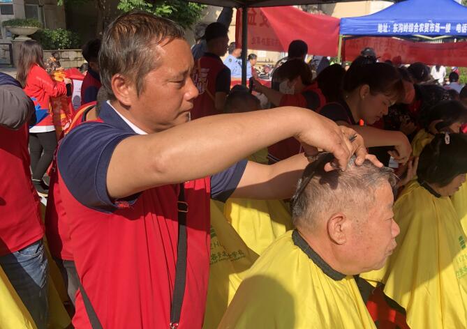 冬日暖陽(yáng)，廣西美發(fā)理發(fā)學(xué)校小區(qū)免費(fèi)理發(fā)