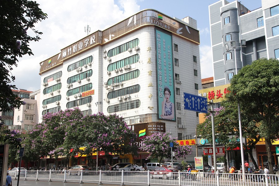 亖瘋了！南寧市美業(yè)職業(yè)培訓(xùn)學(xué)校生源爆滿