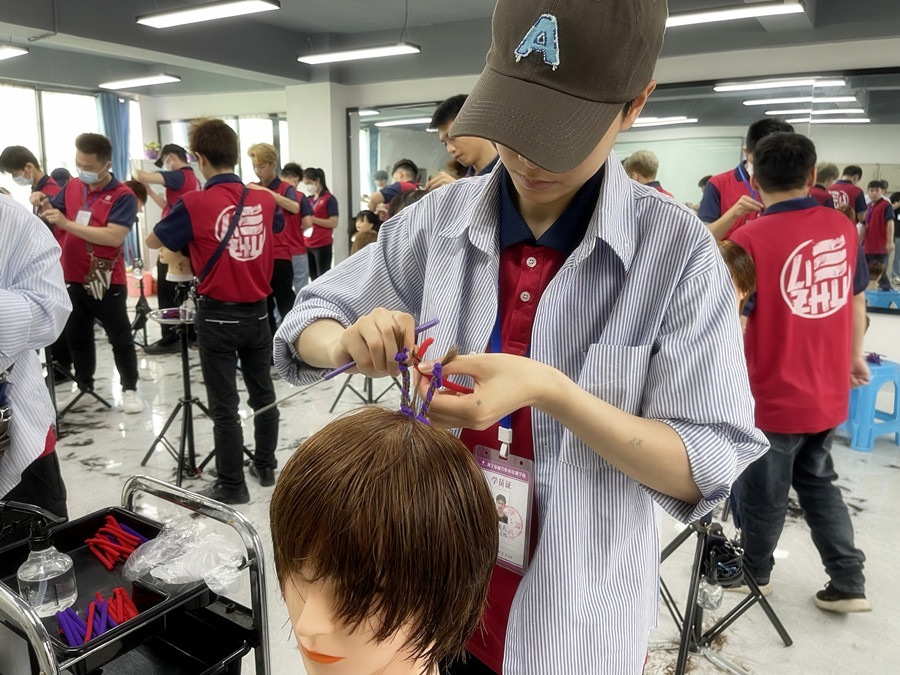 煙花燙這樣護(hù)理才持久，零基礎(chǔ)燙發(fā)教學(xué)