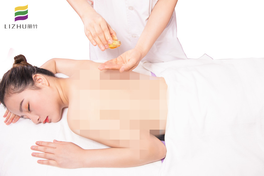 南寧美容護膚師：護膚精油的使用方法