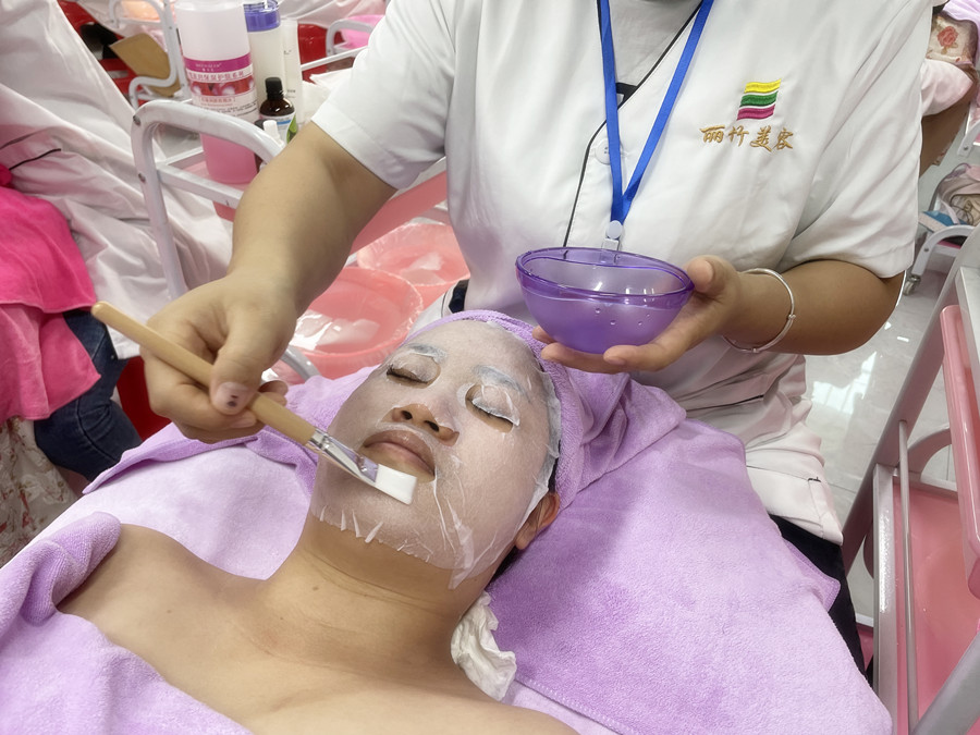 冬季敷面膜技巧，南寧美容護膚養(yǎng)顏學校分享