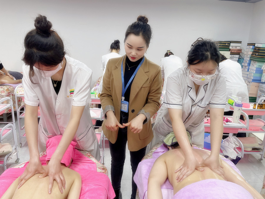 廣西美容技師學(xué)校階段升班考核