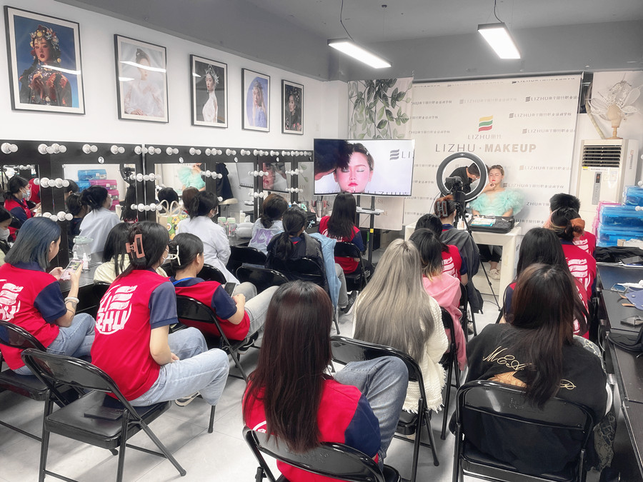 花樣新娘的化妝要點，南寧新娘跟妝培訓