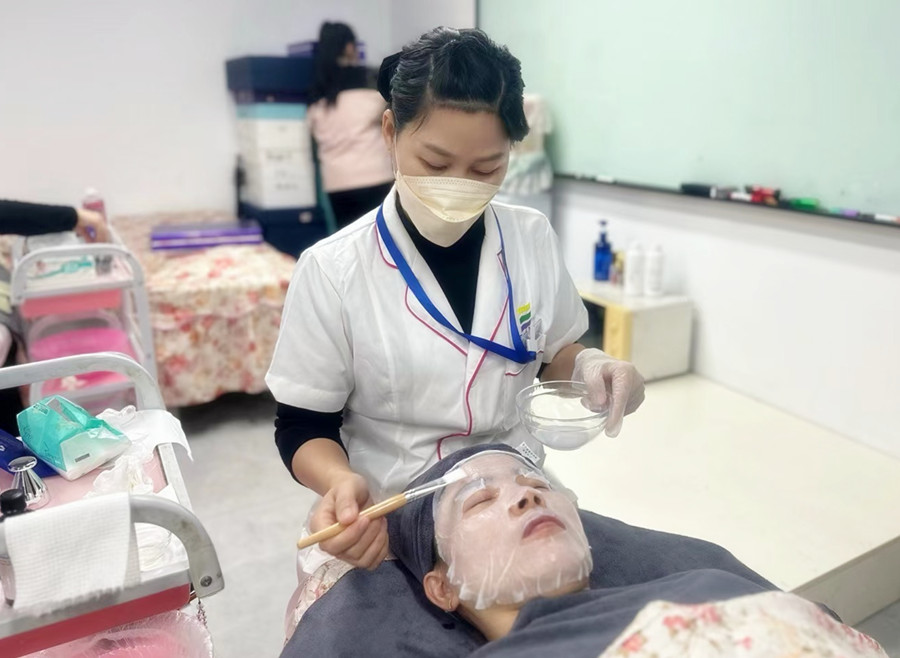 日?；A(chǔ)面部護(hù)理手法，廣西皮膚管理培訓(xùn)