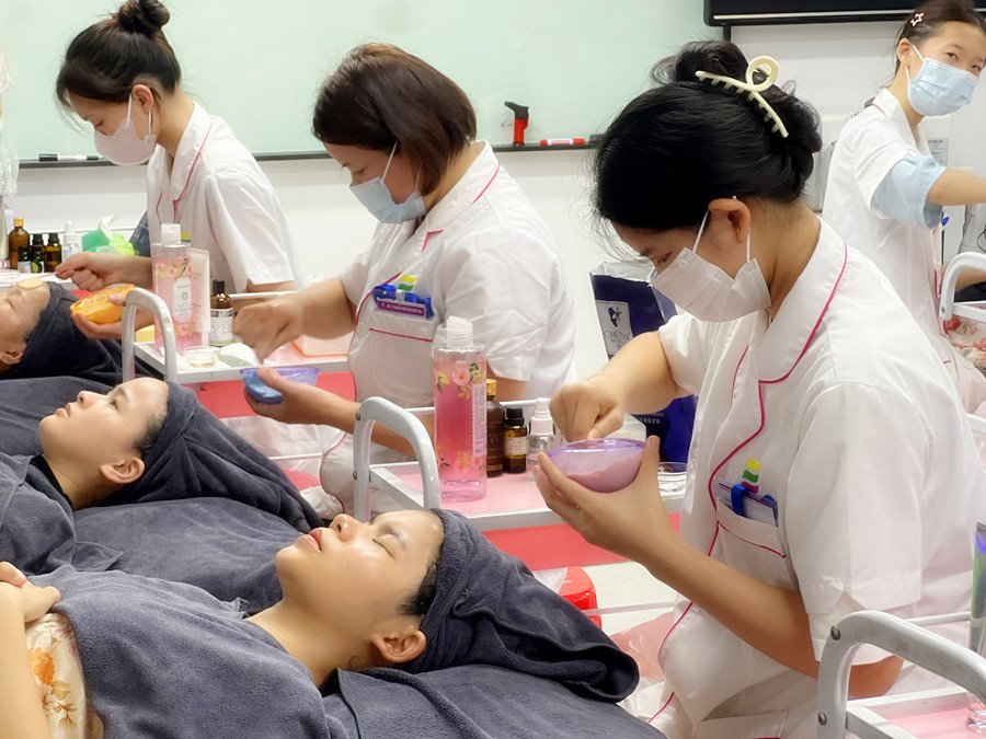 軟膜與貼片面膜的特點(diǎn)，南寧美容培訓(xùn)課程