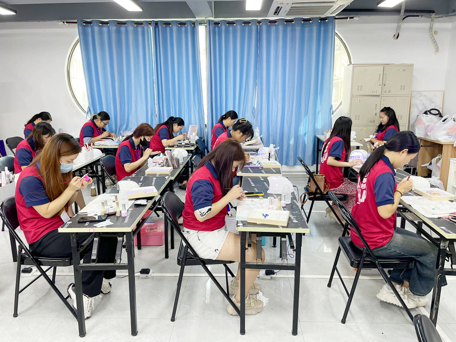 廣西美甲學(xué)校推薦：零基礎(chǔ)美甲怎么學(xué)？