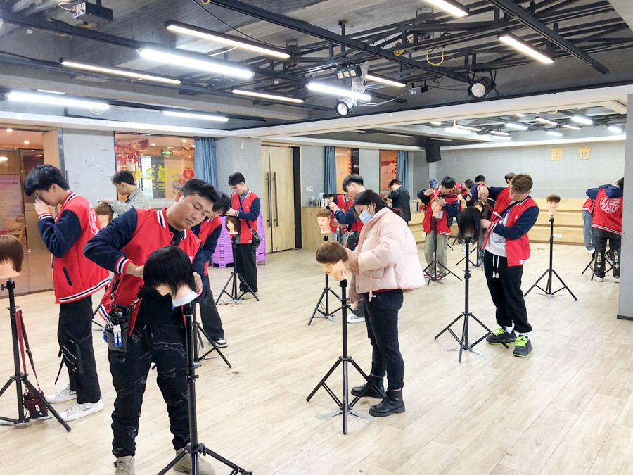 修剪碎發(fā)的技巧，廣西美發(fā)理發(fā)技術(shù)學(xué)校教學(xué)