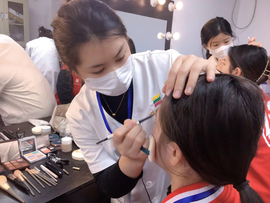 美容師應(yīng)該怎么化妝？南寧美容職業(yè)學(xué)校實(shí)踐教學(xué)