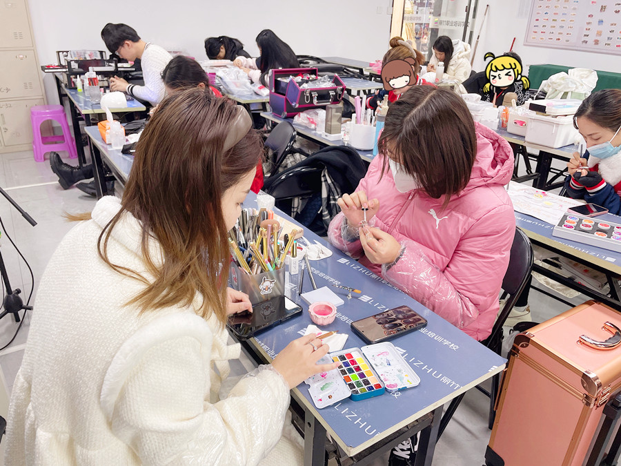 美甲學(xué)色彩重要性，廣西美甲基礎(chǔ)班彩教學(xué)內(nèi)容