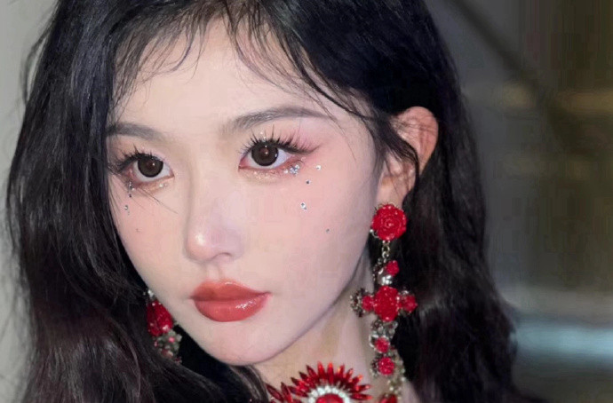 孔雪兒演唱會碎鉆仿妝，廣西美妝學(xué)習(xí)