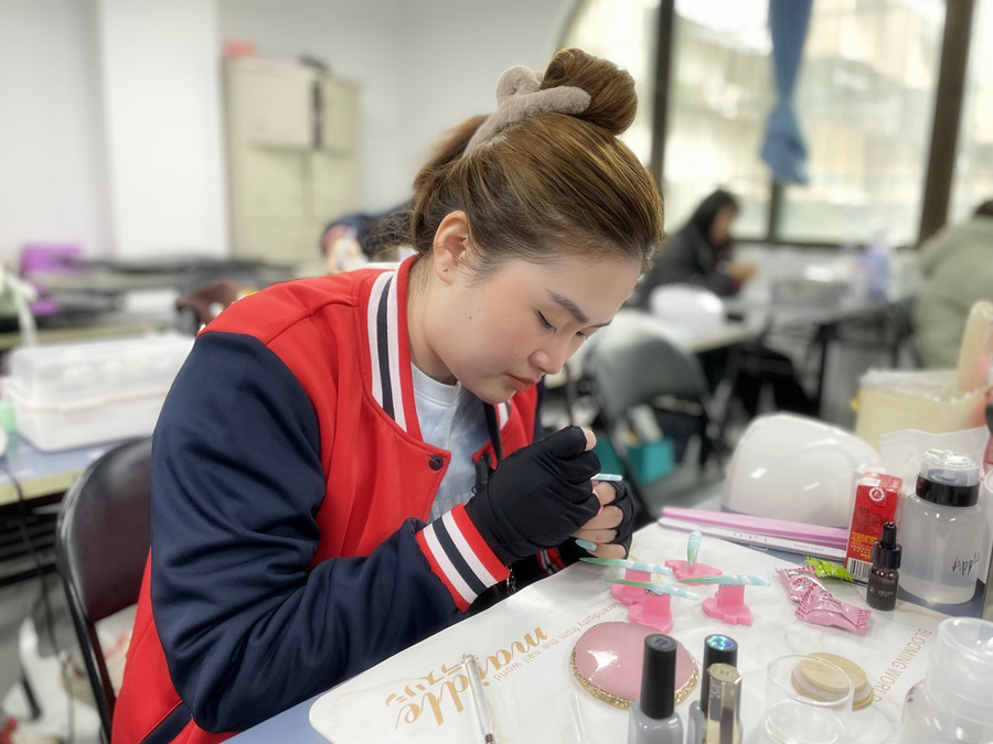 廣西學美甲護理：白色美甲變黃怎么辦？