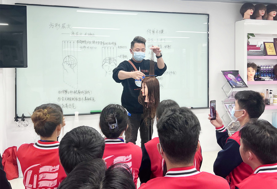 高馬尾的修剪技巧，南寧學(xué)女士剪發(fā)