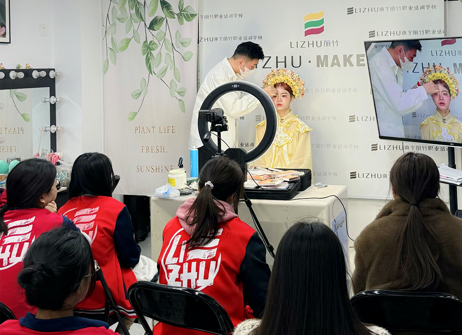 簪花寫(xiě)真妝容特點(diǎn)，南寧化妝寫(xiě)真培訓(xùn)學(xué)校總結(jié)